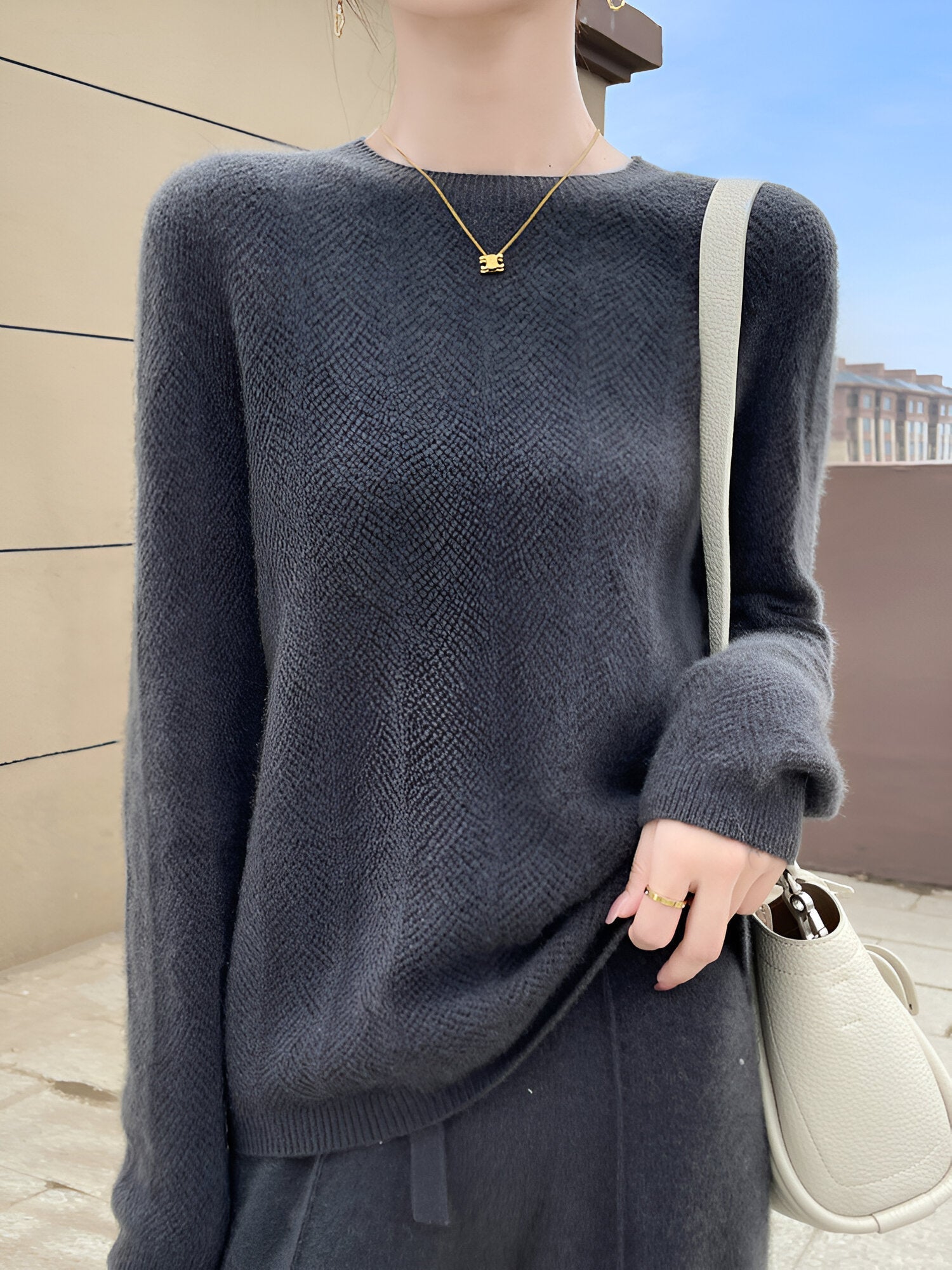 Zora |  Jumper i merinoull med eleganta utskärningar
