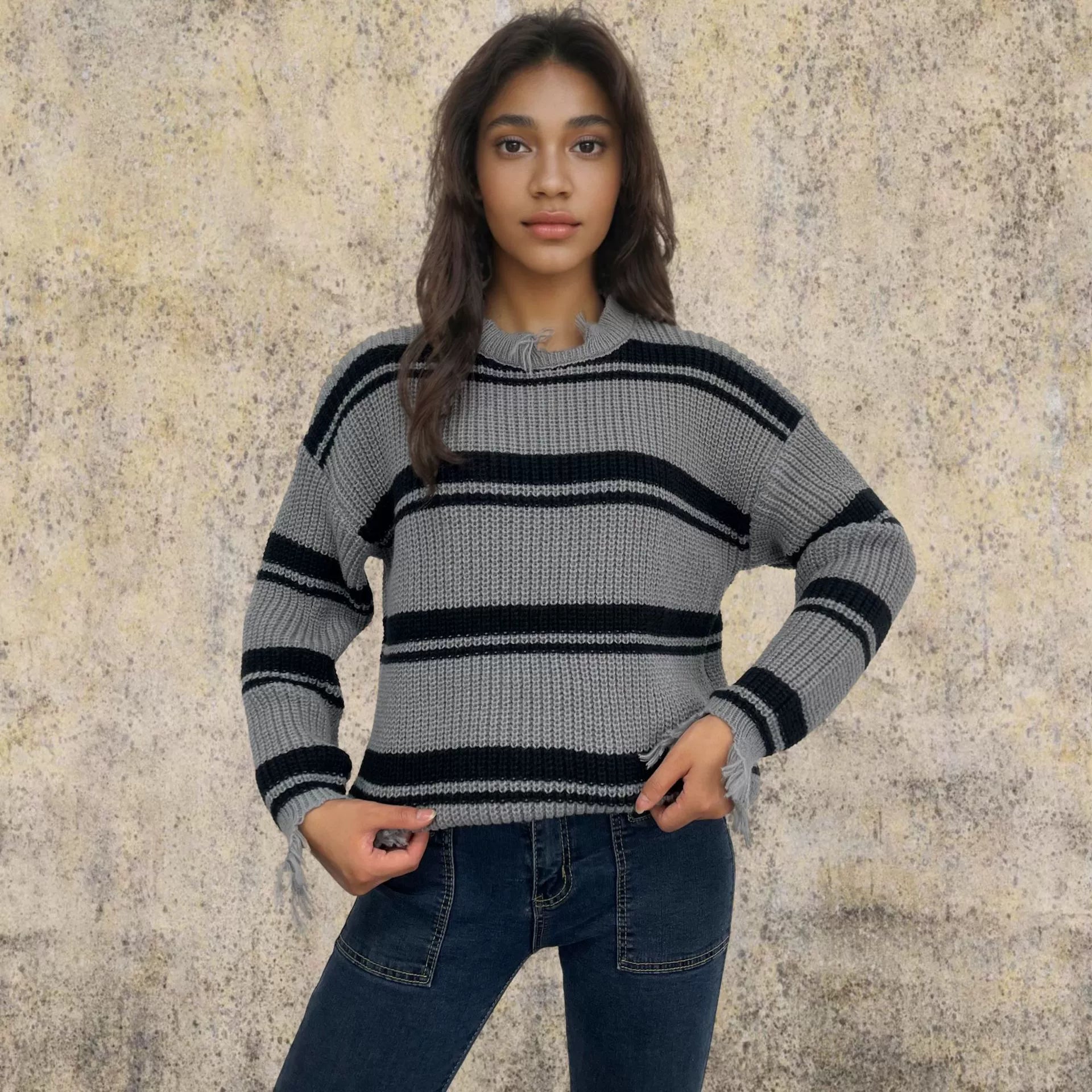 Kvinnors Pullovertröja – Oversized Passform – Stickad Ull – Kontraststripes – Fransen Nederkant