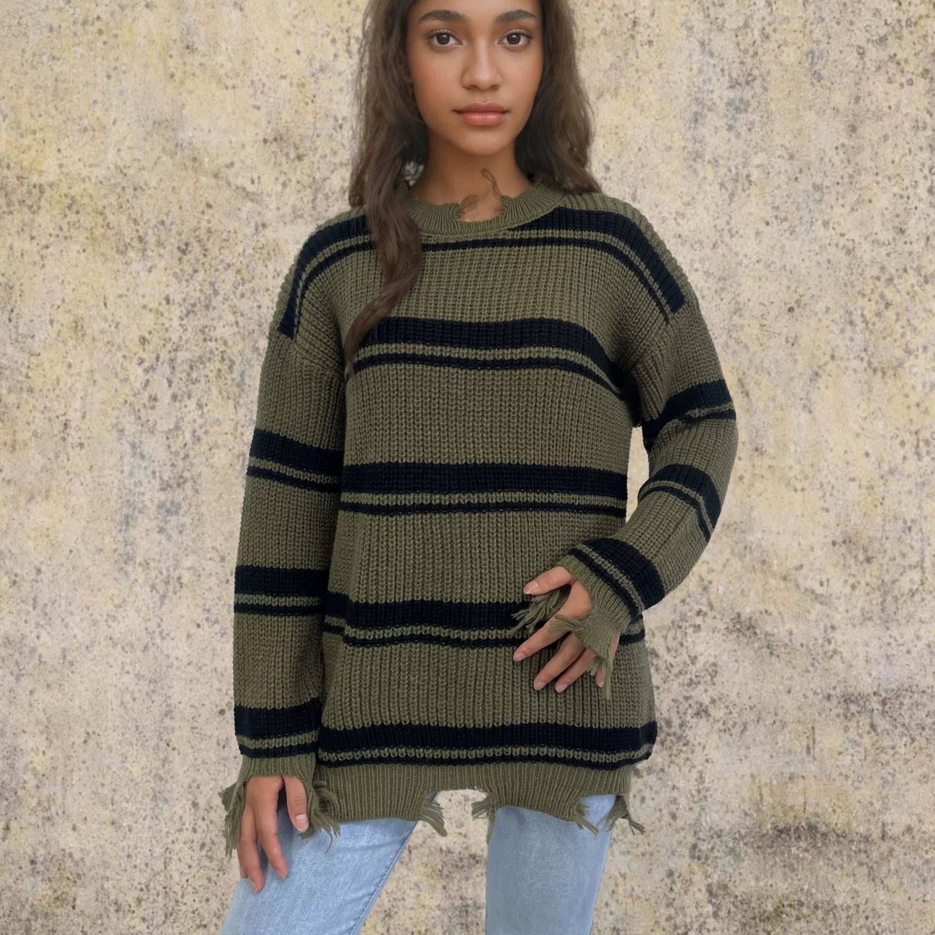 Kvinnors Pullovertröja – Oversized Passform – Stickad Ull – Kontraststripes – Fransen Nederkant