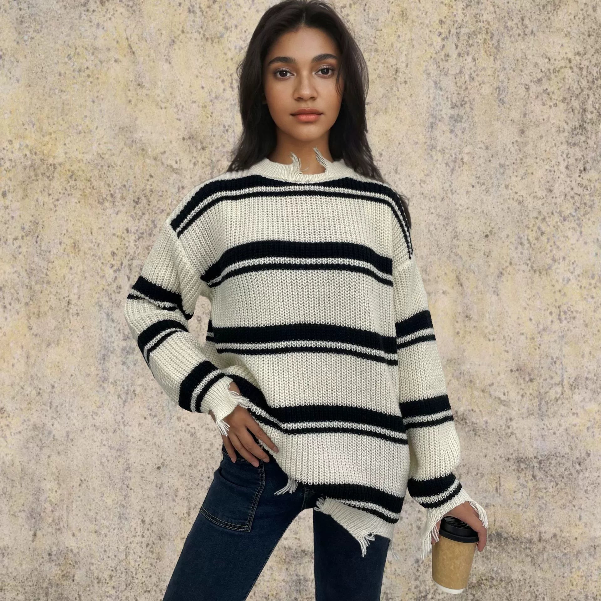 Kvinnors Pullovertröja – Oversized Passform – Stickad Ull – Kontraststripes – Fransen Nederkant